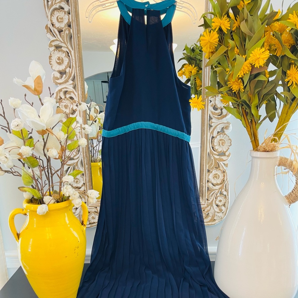 This is a maxi two colors Max Studio dress in size m🌸